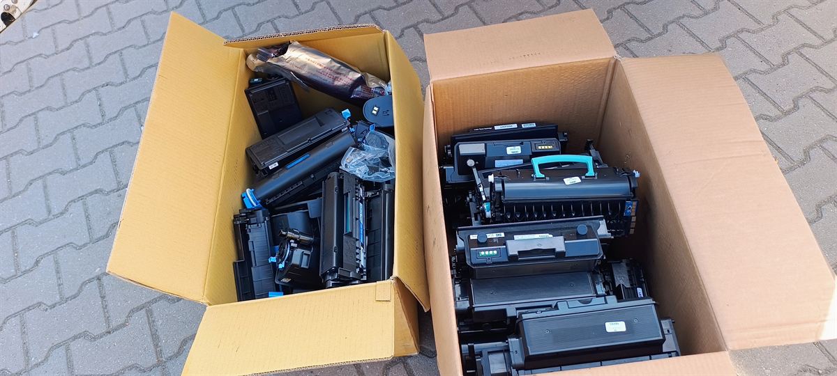 Dwa kartony zbiorcze wypełnione zużytymi kasetami, gotowe do załadunku